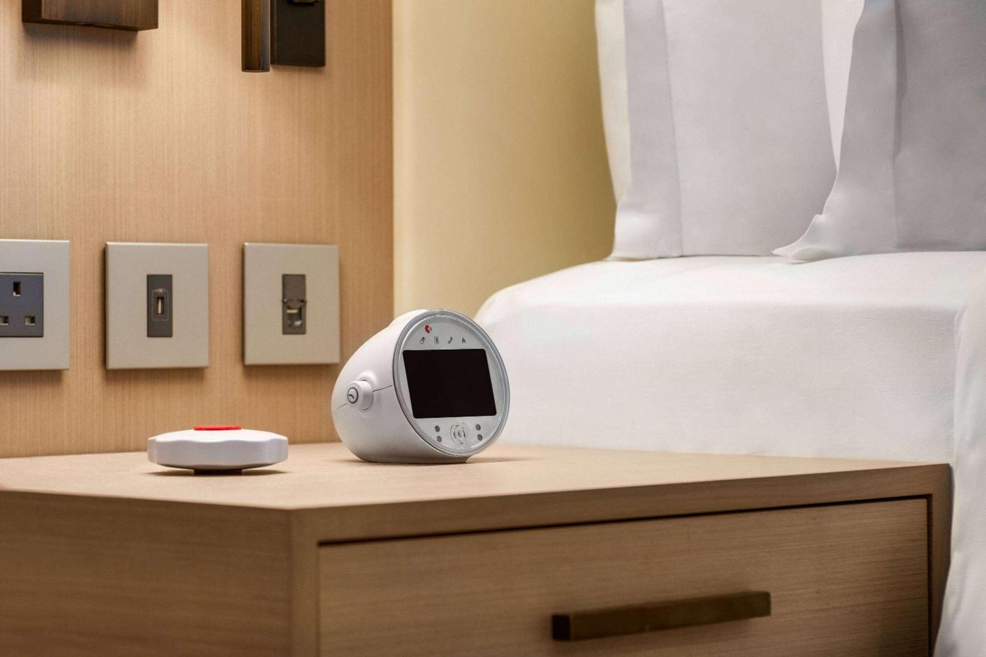 Ramada By Wyndham Riyadh King Fahd Road Екстер'єр фото A bedside alarm