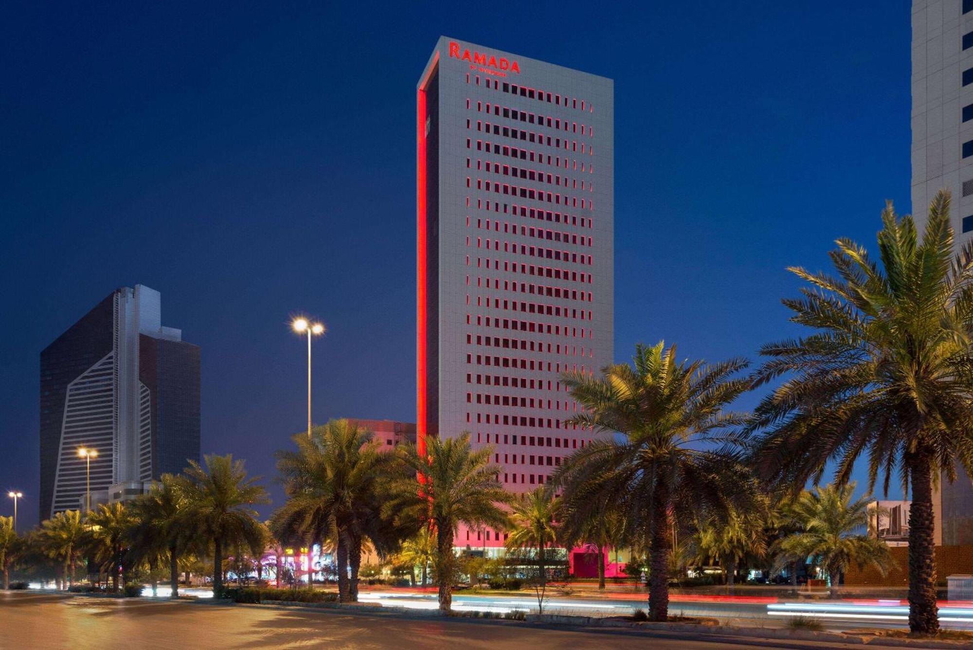 Ramada By Wyndham Riyadh King Fahd Road Екстер'єр фото The hotel at night