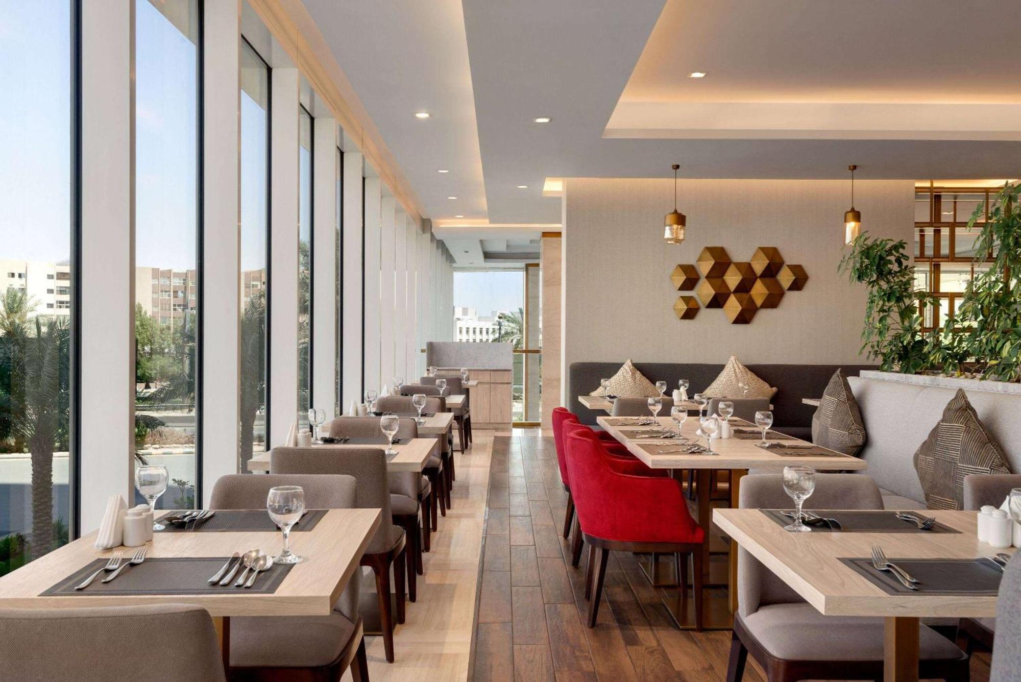 Ramada By Wyndham Riyadh King Fahd Road Екстер'єр фото The restaurant