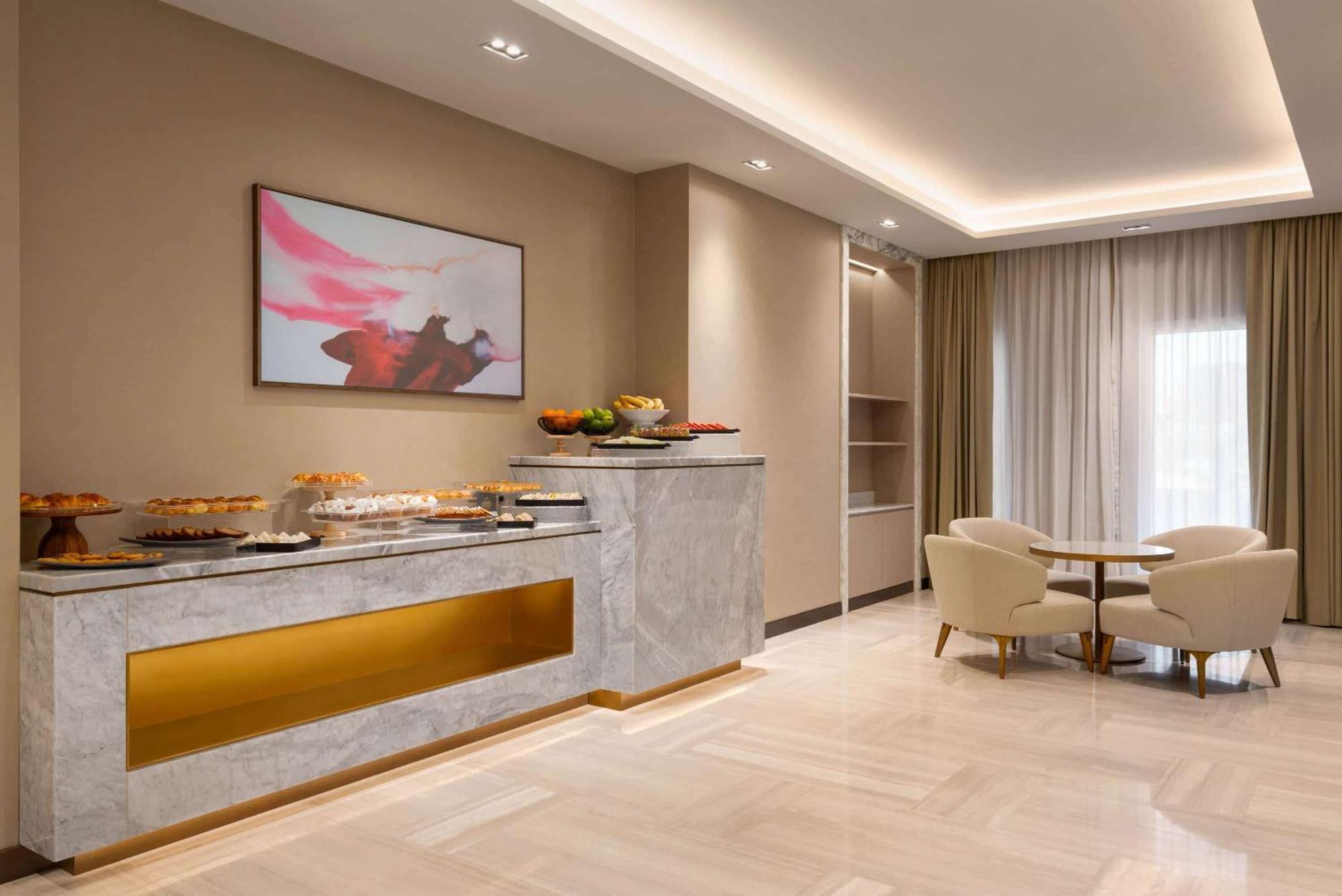 Ramada By Wyndham Riyadh King Fahd Road Екстер'єр фото The lounge at the airport